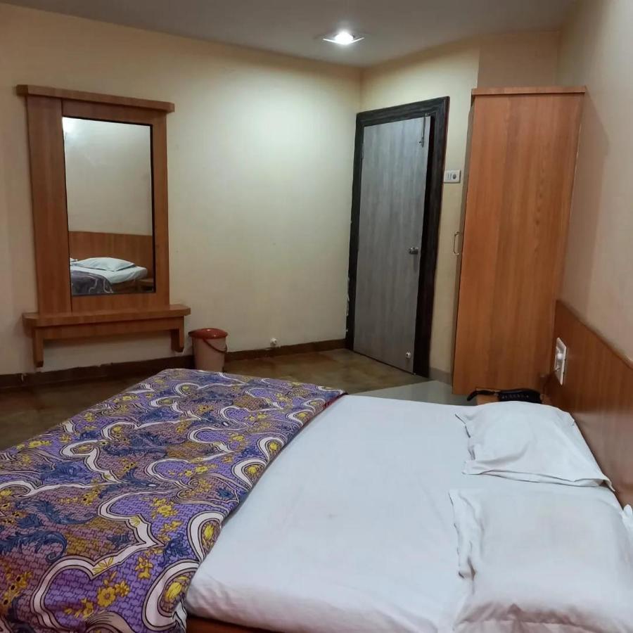 Sharan Hotel Shirdi Extérieur photo